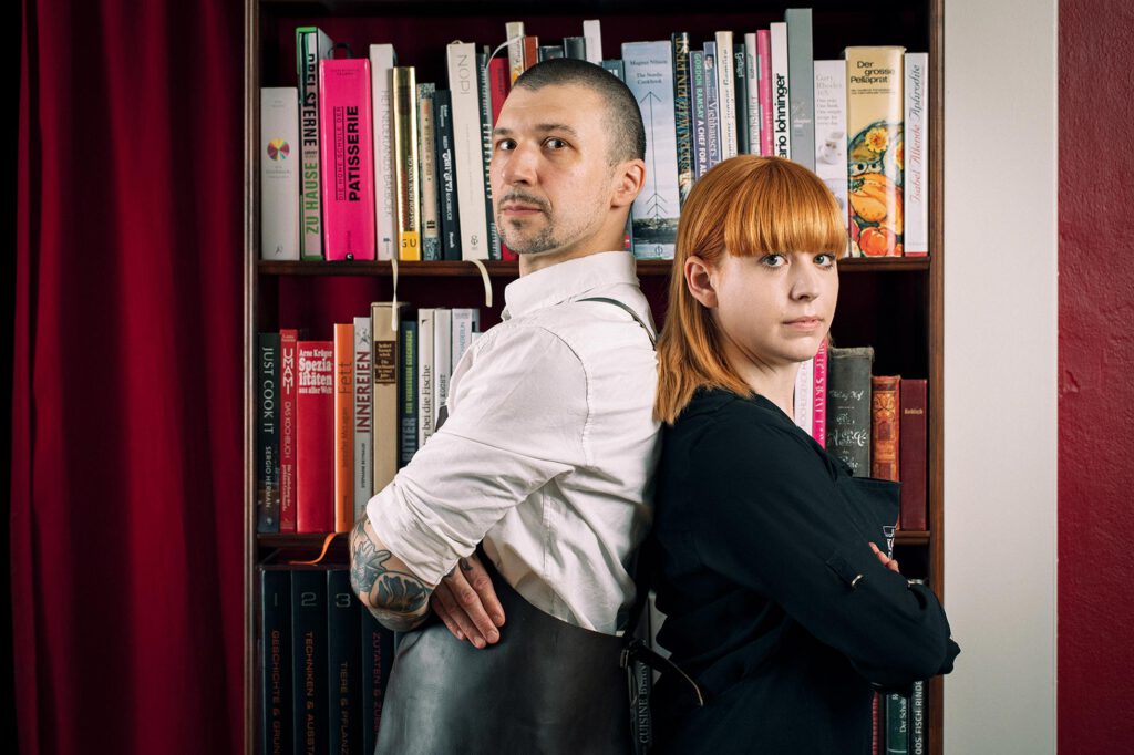 Inhaber und Koch Udo Knörlein hat Trends der internationalen Spitzengastronomie nach Berlin gebracht. Daniela Knörlein, angehende Sommelière ist für die Gastlichkeit und das Wohlfühlgefühl im Restaurant KITCHEN LIBRARY verantwortlich.