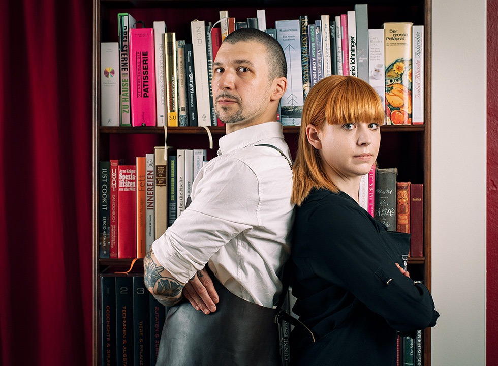 Inhaber und Koch Udo Knörlein hat Trends der internationalen Spitzengastronomie nach Berlin gebracht. Daniela Knörlein, angehende Sommelière ist für die Gastlichkeit und das Wohlfühlgefühl im Restaurant KITCHEN LIBRARY verantwortlich.