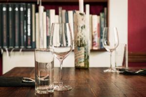 LIBRARY steht für unsere kleine, feine Bibliothek an Kochbuchschätzen, die natürlich auch für unsere Gäste geöffnet ist. Restaurant KITCHEN LIBRARY - Berlin.