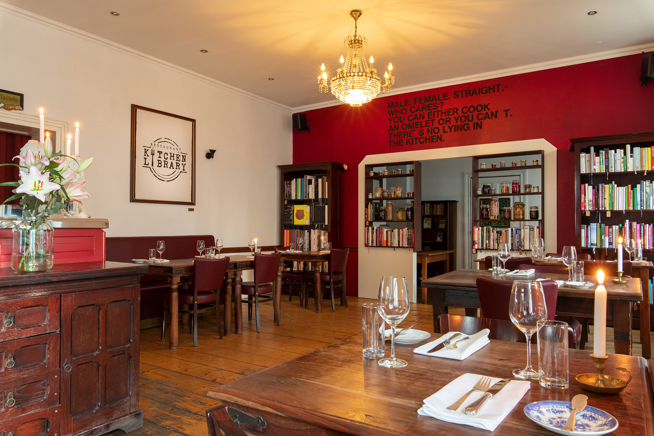 KITCHEN steht für das Herzstück des Restaurants, wo nach Art der „Artisan Cuisine“ gehobene deutsch-französische Küche mit Anleihen aus Cross Over und International geboten wird.