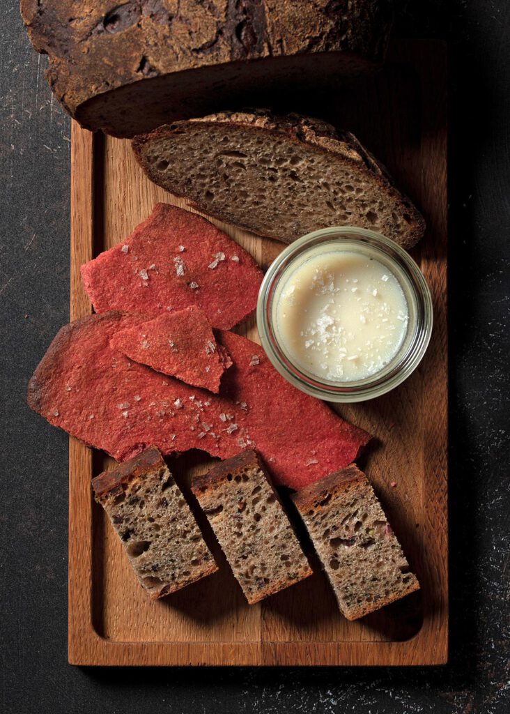 Starter aus Udo’s Küche: Hausgemachtes Sauerteigbrot und Focaccia mit Speck-Zwiebel-Schmalz. Restaurant KITCHEN LIBRARY - Berlin.