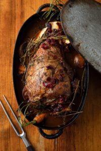 Anklänge an Udo's fränkischen Wurzeln, wie zum Beispiel Omi Knörlein’s Sauerbraten und Gerichte. Auf Vorbestellung als Gruppengericht im Restaurant KITCHEN LIBRARY - Berlin.