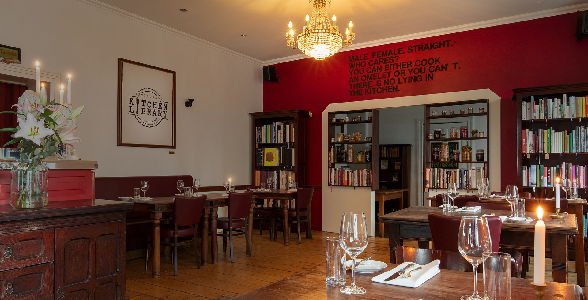 In angenehm-zwanglosem Ambiente kochen und servieren Daniela und Udo Knörlein wöchentlich wechselnde Gerichte à la carte. KITCHEN LIBRARY - das zweite Wohnzimmer.