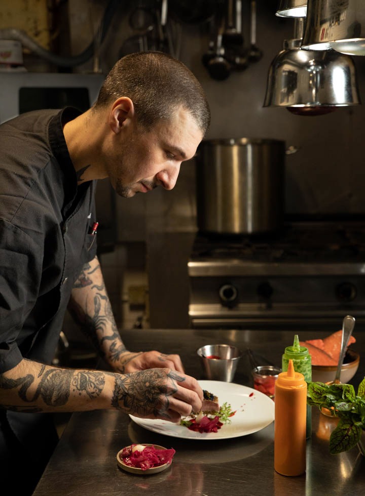 Udo Knörlein - Handwerk, Finesse & Forschergeist. Udo’s Markenzeichen ist die Kunst des Fermentierens und Pickelns. So können Produkte saisonübergreifend serviert werden. Restaurant KITCHEN LIBRARY - Berlin.